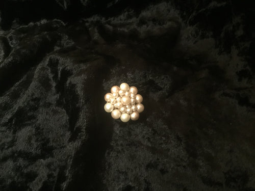 Glitzy pearl magnet